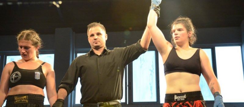 Συγκλόνισε η «ασημένια» Α.Τσομπάνη: Μπήκε στο ρινγκ με το «Μακεδονία Ξακουστή» &amp; «τυλιγμένη» με τον ήλιο της Βεργίνας