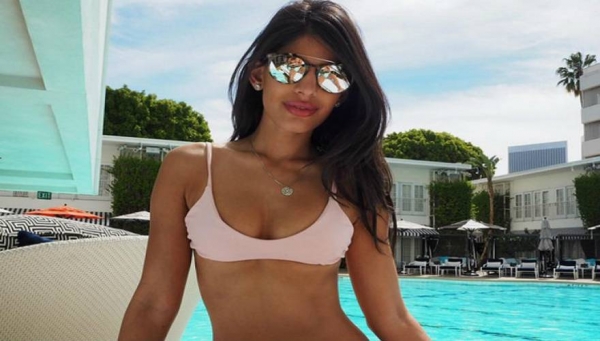 Η μελαχρινή τηλεπερσόνα Jasmin Walia ποζάρει και αφήνει ελάχιστα στη φαντασία (φωτό)