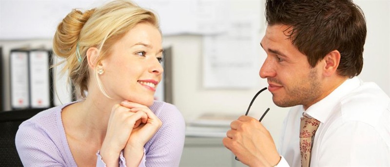 Αποκωδικοποιώντας τη γλώσσα του σώματος: Έτσι θα αναγνωρίσετε τα σημάδια του πάθους