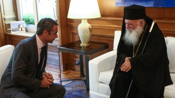 Επικοινωνία Μητσοτάκη – Ιερώνυμου για τη λειτουργία των εκκλησιών στις γιορτές