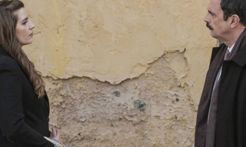 Άγριες Μέλισσες: «Αυτός σκότωσε τον πατέρα μου», φωνάζει η Ελένη μπροστά σε όλο το Διαφάνι