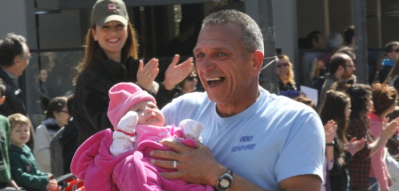 Ξεχωριστό φωτορεπορτάζ από τον ημιμαραθώνιο – Έτρεξε με ένα μωρό στην αγκαλιά του!!!