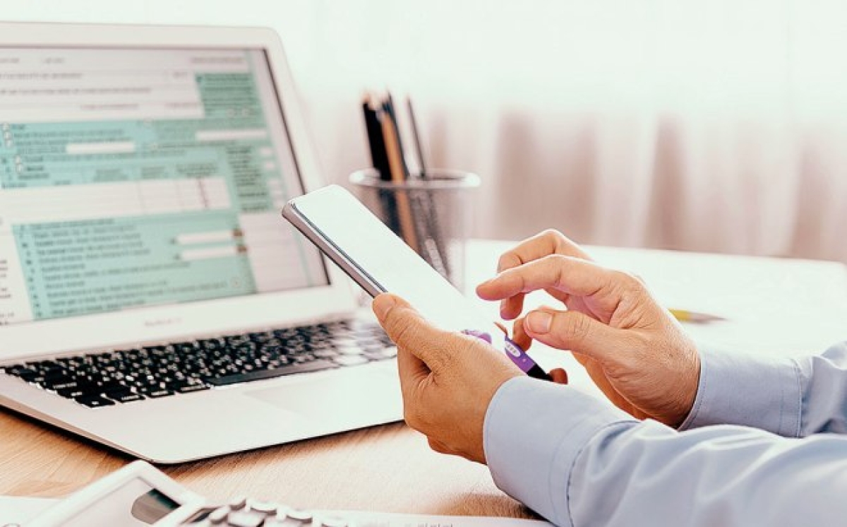 Επαγγελματίες: Τι φόρο θα πληρώσουν νέοι, παλαιοί, συνταξιούχοι και αγρότες