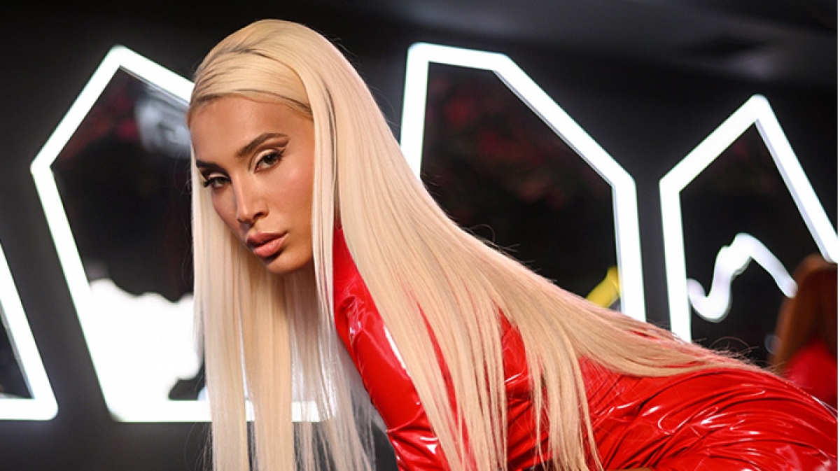 Αθηνά Χρυσαντίδου: Εντυπωσιάζει με την «Beretta» και ανάβει φωτιές