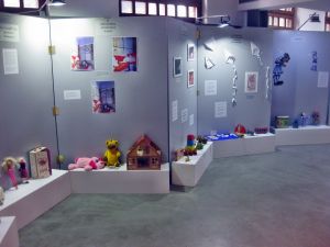 Απόλυτη επιτυχημένη  η έκθεση «Παιχνιδοιστορίες. Παιχνίδια στην Αιτωλοακαρνανία 1940-2010» που συνεχίζεται μέχρι την Τρίτη 30/5 στον χώρο της Παλαιάς Δημοτικής Αγοράς στο Αγρίνιο.