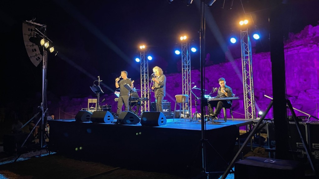 Μάγεψαν το ακροατήριο ο Δημήτρης Μπάσης και ο Μάνος Αχαλινωτόπουλος στο νεώριο Οινιαδών