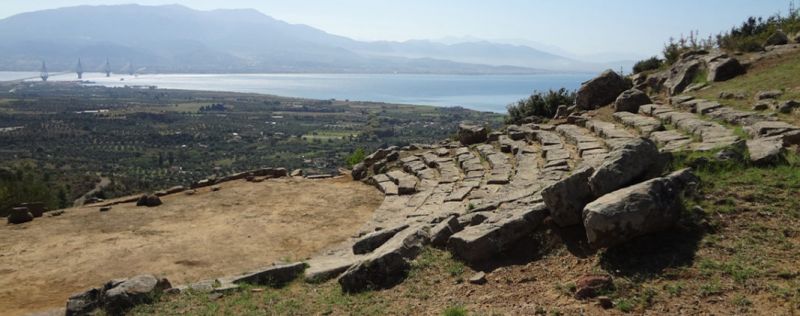 Το αρχαίο θέατρο Μακύνειας με την ειδυλλιακή θέα στην Γέφυρα Ρίου-Αντιρρίου