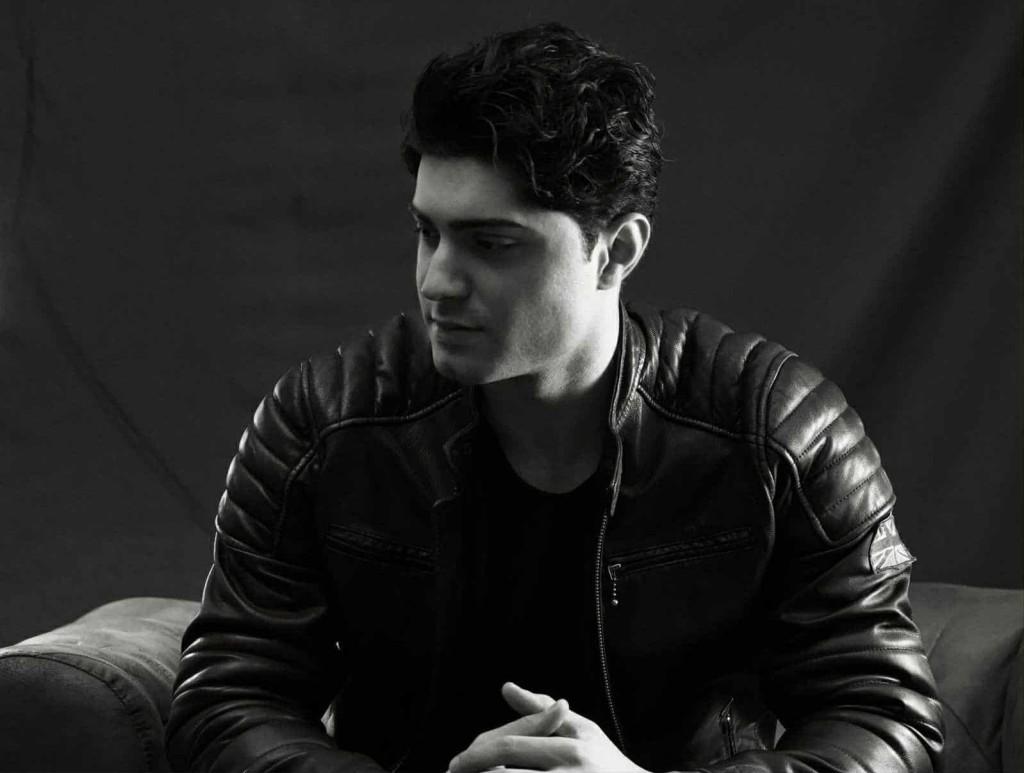 Θάνος Τσαλίκης: Εντυπωσιάζει το νέο του single με τίτλο &quot;Χαρτάκι&quot;