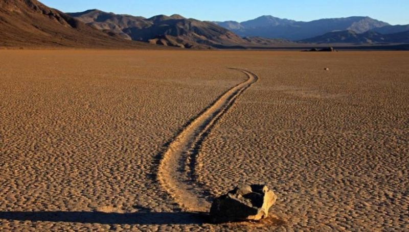 Οι «κινούμενες πέτρες» στις ΗΠΑ και 6 ακόμη φυσικά φαινόμενα που οι επιστήμονες δεν έχουν καταφέρει να εξηγήσουν! (φωτό)