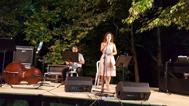 Ομορφες μουσικές στιγμές με την Ανδριάννα Μπάμπαλη στην παραλία Κάτω Μυρτιάς