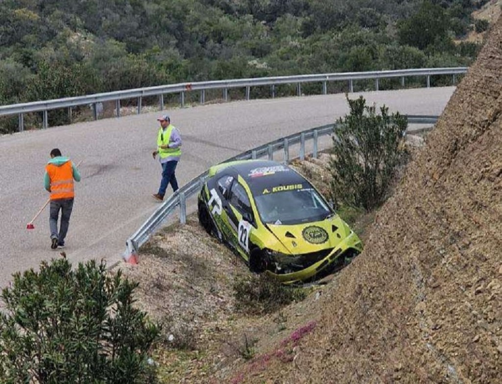 Απρόοπτο με ανατροπή οχήματος στην 1η Ανάβαση Αγρινίου (φωτό, βίντεο)