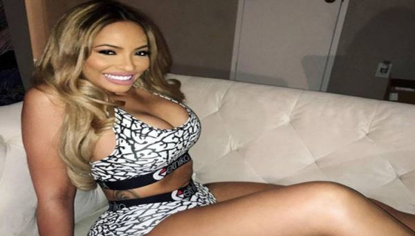 Η χυμώδης Stephanie Santiago αναστατώνει στο πέρασμά της (φωτό)