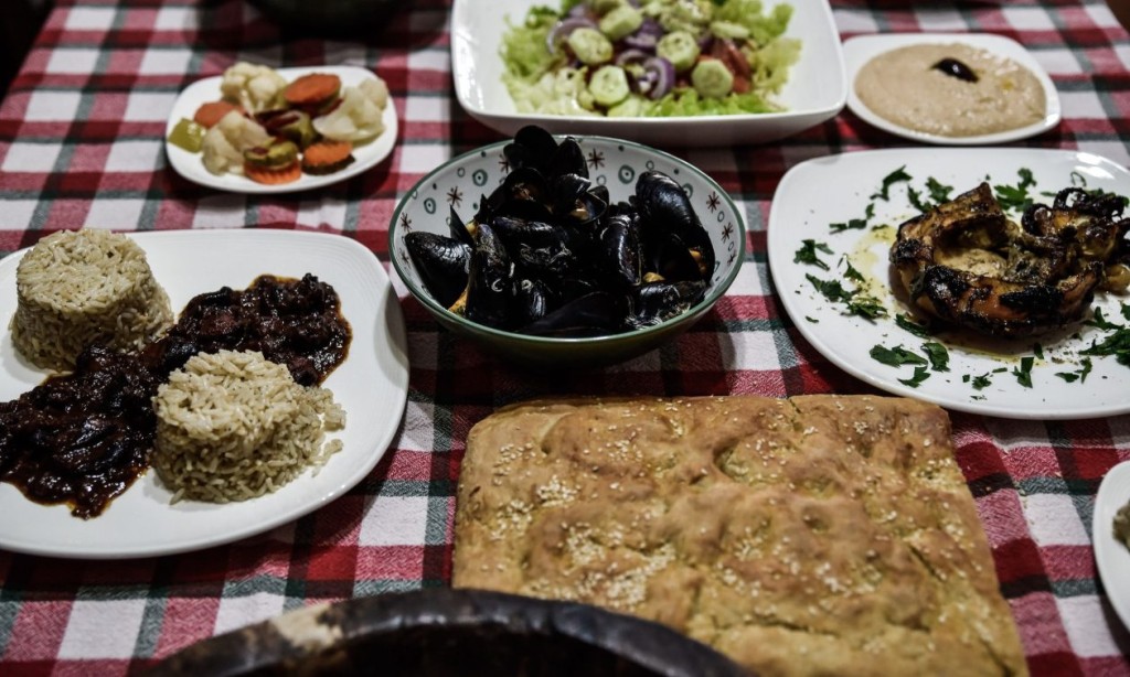 Καθαρά Δευτέρα: Γιατί τρώμε λαγάνα και χαλβά