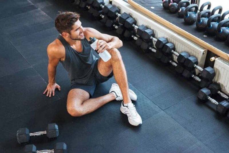 Φτάνει το νερό όταν αθλούμαι για να ενυδατωθώ;