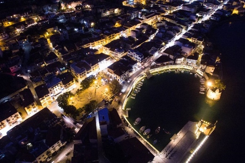 H Ναύπακτος από ψηλά τη νύχτα