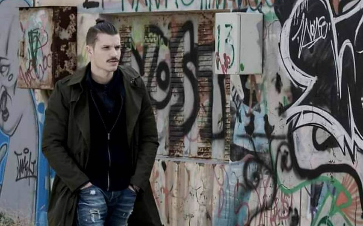 Ξεχωρίζει το «Σέρτικο φιλί» του Ανδρέα Μπικάκη