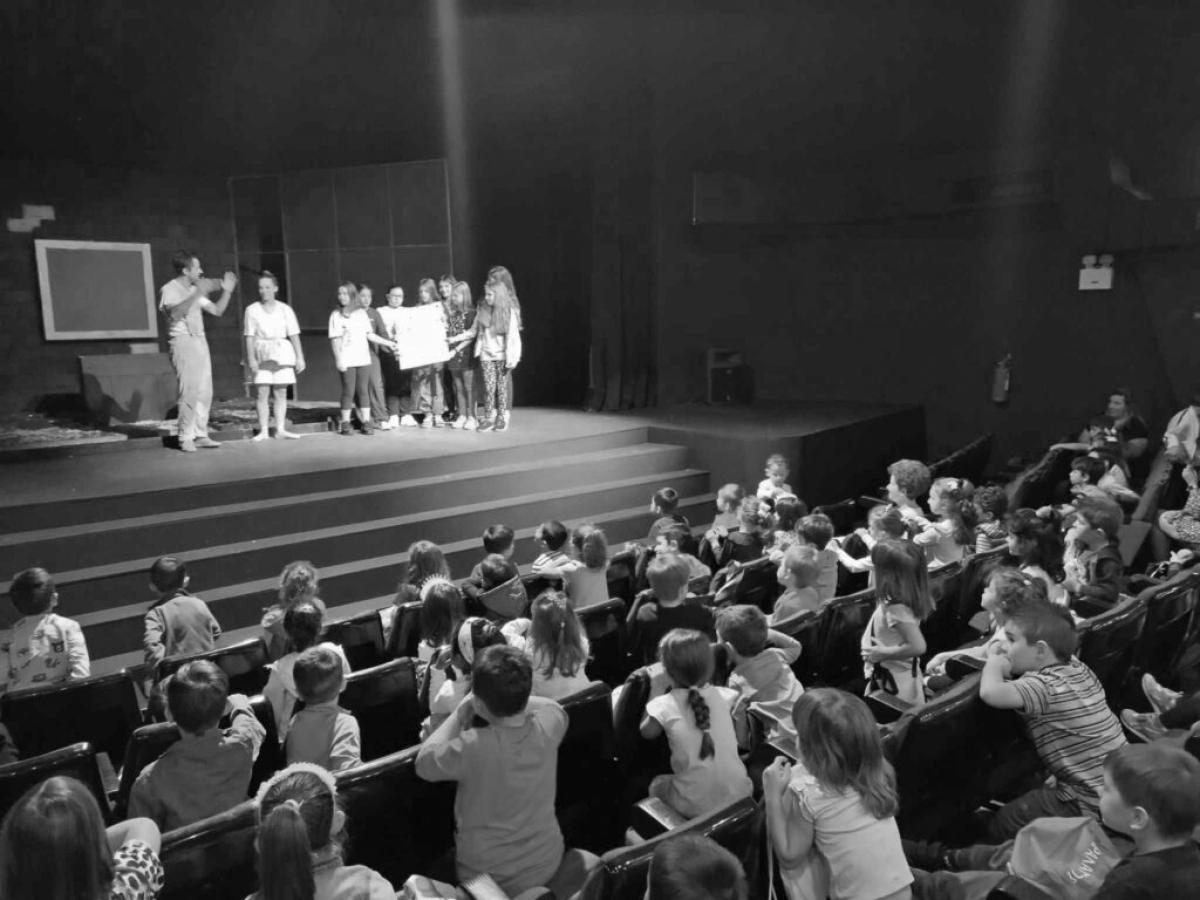 Το 12ο Δημοτικό Σχολείο Αγρινίου στην θεατρική παράσταση «Μπλε» του Ντέιβιντ Νεγρίν (φωτο)