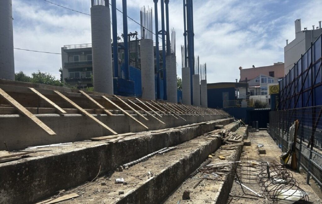 Γήπεδο Παναιτωλικού: Προετοιμασίες για να σηκωθεί το άνω διάζωμα – Πλήρως στεγασμένη η νέα μικρή εξέδρα (φωτο)