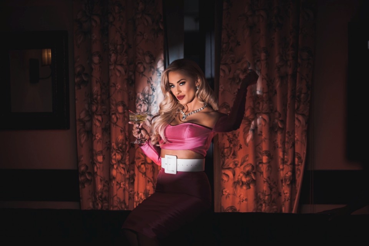 Η Τίνα Μελά μας ξεσηκώνει με 2 ολοκαίνουργια Single