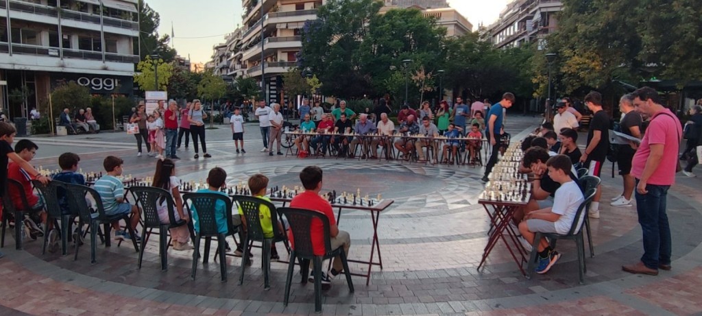 Αγρίνιο: O 17χρονος Δημήτρης Μακρίδης απέναντι σε 40 σκακιστές (εικόνες)