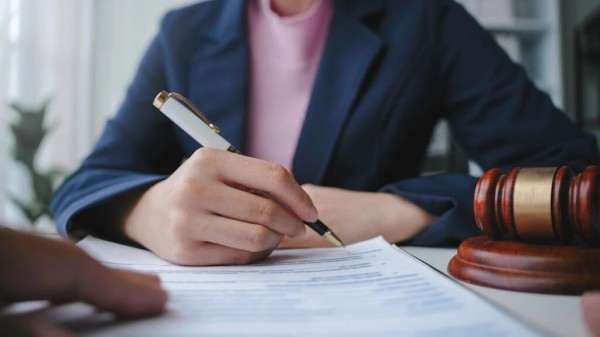 Τι θα ισχύσει για διαθήκες και αποποιήσεις κληρονομιάς – Τι δικαιώματα δίνει το σύμφωνο συμβίωσης – Το πρώτο εξάμηνο του ’26 οι αλλαγές