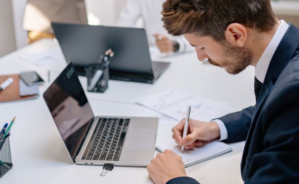 Πάνω από 17.000 νέοι έχουν ξεκινήσει την απόκτηση επαγγελματικής εμπειρίας μέσω δράσης του νέου ΕΣΠΑ της ΔΥΠΑ