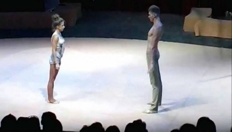 Ζευγάρι χορευτών αφήνει το κοινό έκπληκτο με αυτή την ακροβατική χορογραφία (vid)