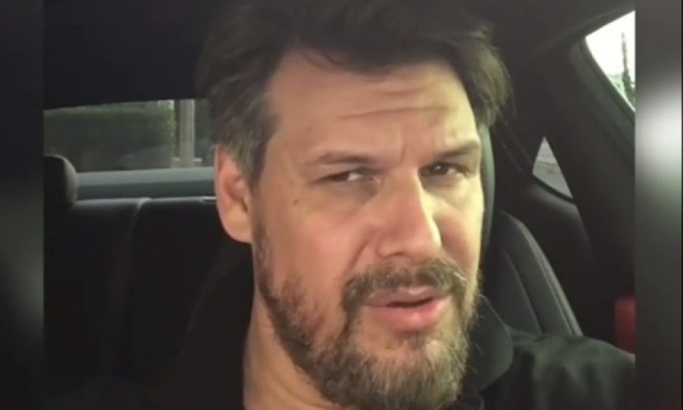 Έκπληξη: Ο Πάνος Κιάμος ερμηνεύει ξένο τραγούδι! (video)