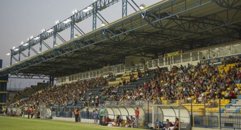 Ρε, αυτός χαλάει την πιάτσα…