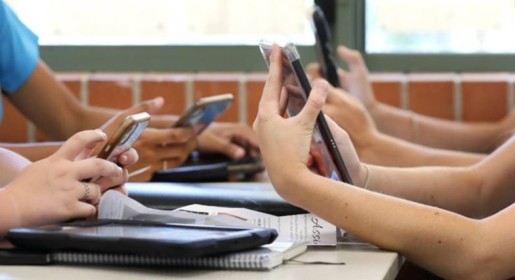 Φινλανδία: Από τα laptop στο χαρτί και από τα smartphones στο στυλό