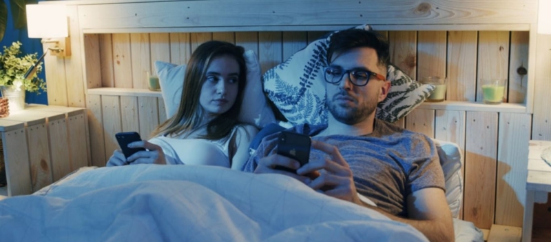 Αυτά είναι τα πέντε σημάδια που δείχνουν ότι διαπράττετε... συναισθηματική απιστία