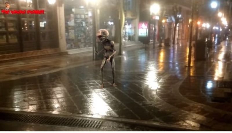 Ψάχνονται οι εξωγήινοι στο κέντρο του Αγρινίου: που πήγε ο κόσμος; (βίντεο)