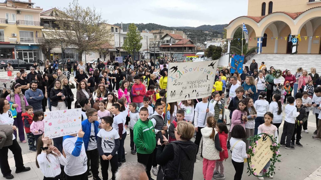 Αγρίνιο: Τα «χελιδονίσματα» ήρθαν για δεύτερη χρονιά - Η πλατεία του Αγ. Κωνσταντίνου «πλημμύρισε» από μελωδίες, χορό και χαμόγελα