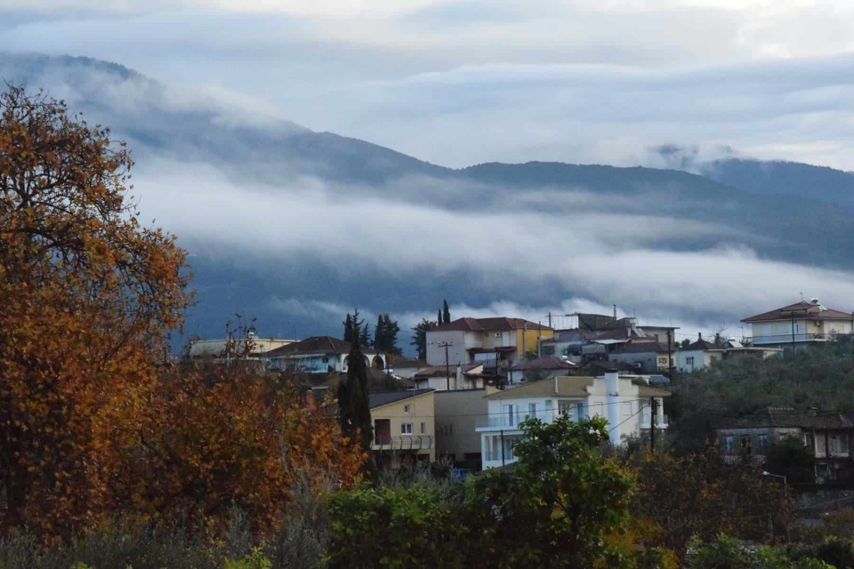 Χειμωνιάτικες εικόνες με φόντο τους πρόποδες του Παναιτωλικού και του Αρακύνθου