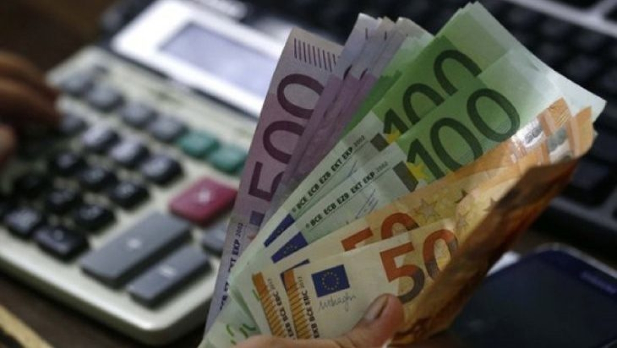 Κατώτατος μισθός: Τα δύο σενάρια για την αύξηση της Πρωτομαγιάς