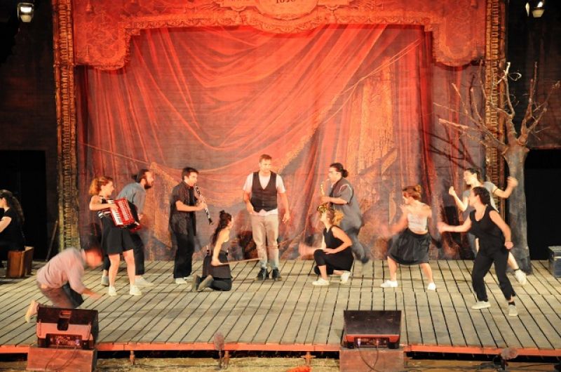 Ενθουσίασε το κοινό ο «Πλούτος» – Συνεχίζεται με επιτυχία το Φεστιβάλ Αρχαίου Θεάτρου Οινιάδων