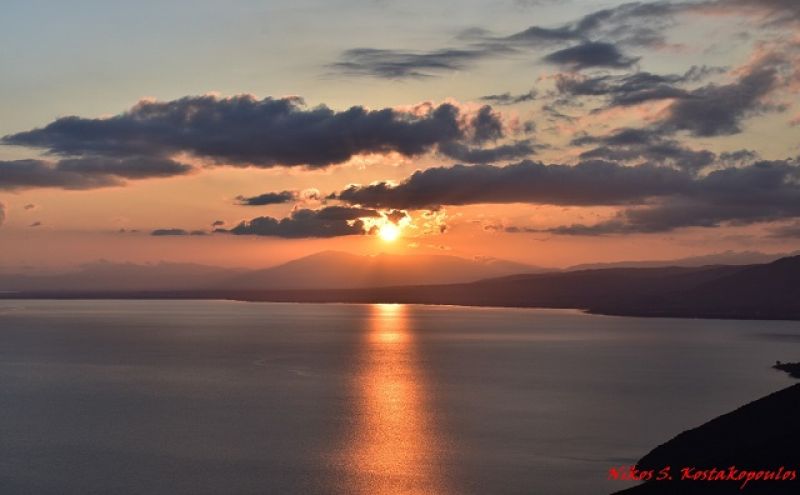 Το ονειρικό ηλιοβασίλεμα στη Λίμνη Τριχωνίδα