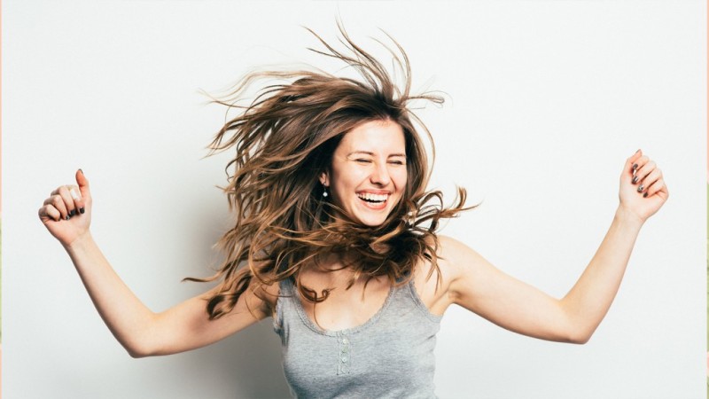 Οι 4 βασικές ορμόνες της «ευτυχίας» και πώς θα τις ενεργοποιήσετε φυσικά