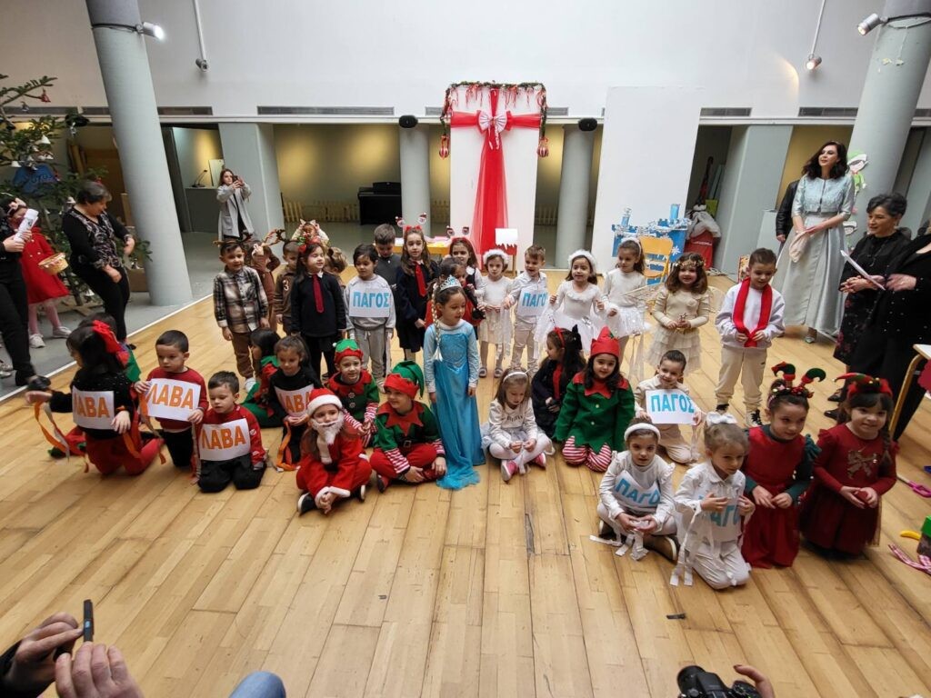 Η μαγεία των Χριστουγέννων ζωντάνεψε: Το 1ο Νηπιαγωγείο Αγρινίου παρουσίασε την «Ανάσα του Πάγου»