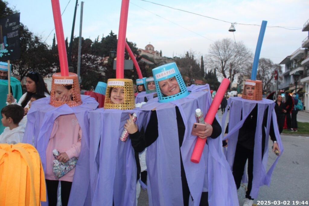 Πολύς κόσμος… καρναβαλίστηκε στη Ναύπακτο (φωτο)