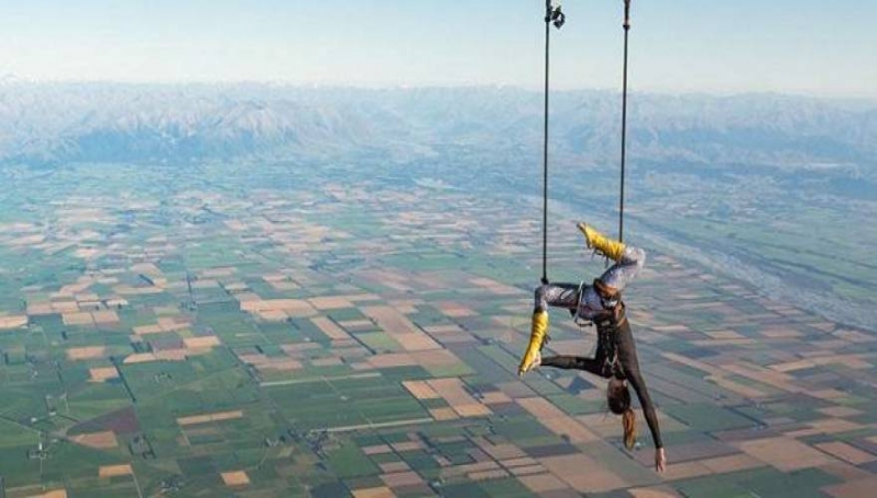Η χορεύτρια των αιθέρων: Η αθλήτρια που αιωρείται στα 11.400 πόδια (φωτό)