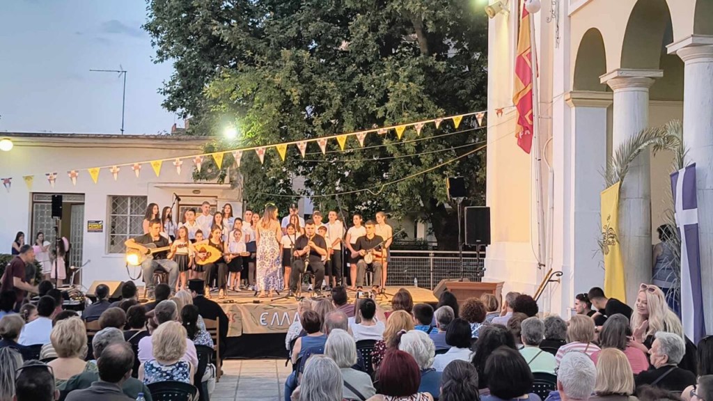 Αγία Τριάδα Αγρινίου: «Μάγεψαν» οι νεανικές χορωδίες με παραδοσιακά τραγούδια!