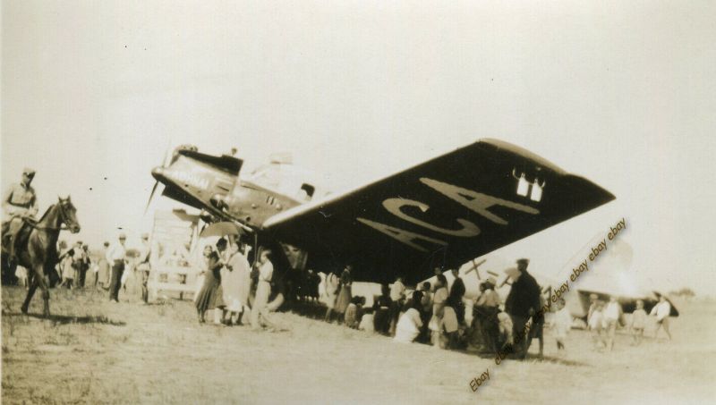 Αεροδρόμιο Αγρινίου 1932: Η κυρία με την ομπρέλα για τον ήλιο και στην πίστα ο αστυνόμος καβάλα στο άλογο…