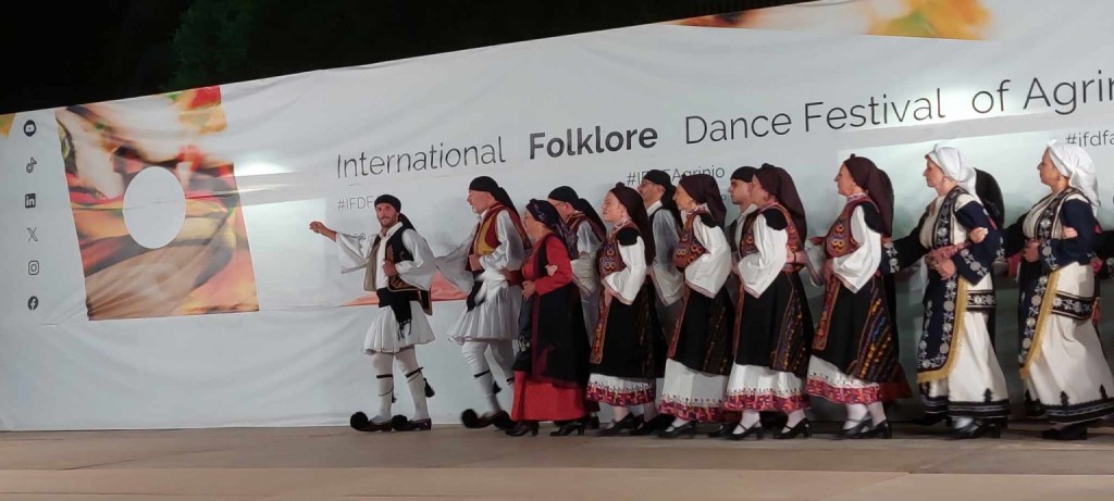 Ξεκίνησε στο Αγρίνιο το Διεθνές Φεστιβάλ Παραδοσιακών Χορών με πολύ κέφι και χορό!