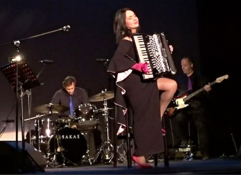 Θριαμβευτική εμφάνιση της Ζωής Τηγανούρια για τα 100 χρόνια Ελλάδας-Πολωνίας [video+fotos]