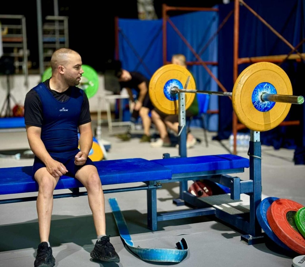 Ο Αγρινιώτης Χρήστος Καρδαράς, αθλητής του Γιάννη Διώτη πρώτος γενικής και δεύτερος στην κατηγορία του στην Άρση Βαρών Πάγκου ΑμεΑ
