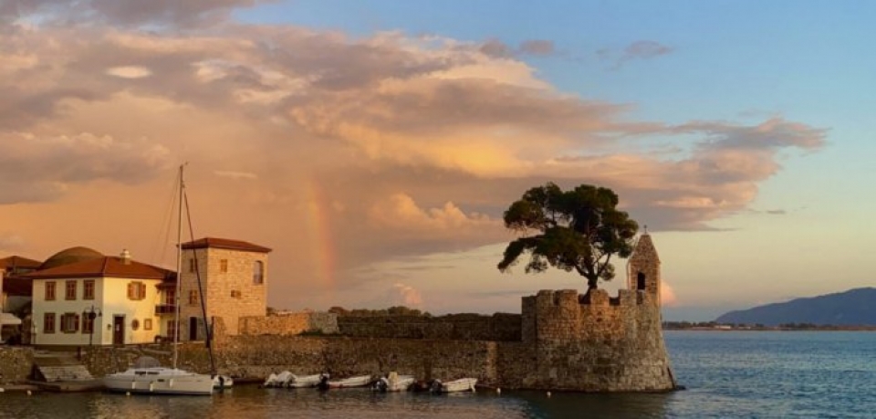 Το λιμάνι της Ναυπάκτου με φόντο το ουράνιο τόξο (Βίντεο)