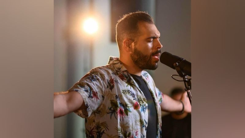 Ο ταλαντούχος Βαγγέλης Λελετζής κυκλοφορεί ένα Halfplugged Medley με υπέροχα τραγούδια