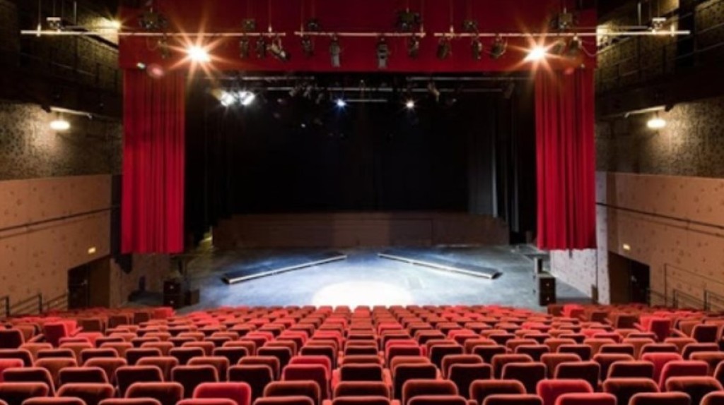 «Η Σπασμένη Στάμνα»: Κωμωδία του Χάινριχ Φον Κλάιστ στο Δη.Πε.Θε. Αγρινίου (Παρ 17/1/2025 21:15 + κάθε Παρ &amp; Σαβ έως 9/2/205)