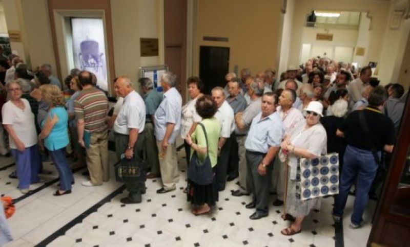 Αυξάνουν το δημόσιο χρέος για χάρη του υπερ-πλεονάσματος και σε βάρος των συνταξιούχων